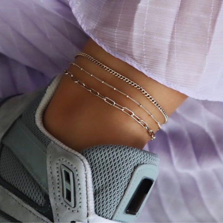 jeberg-jewellery-nelly-solv-ankelkaede i sølv ses på ankel med sneaker og lyslilla stof. Model 4502-S