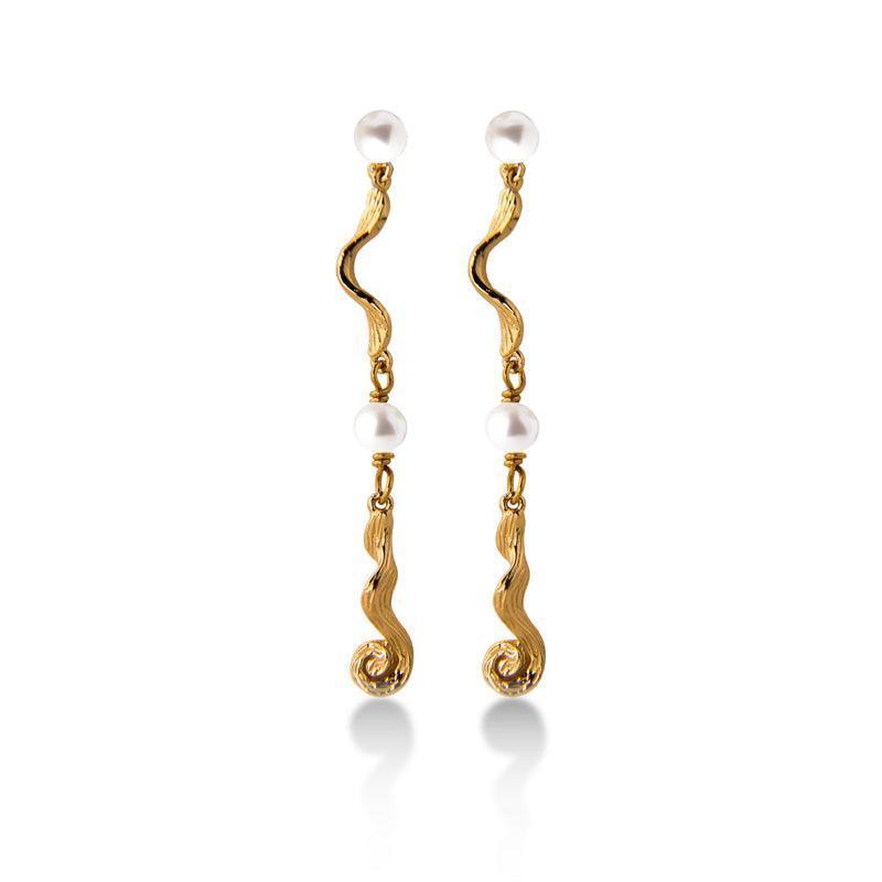 Jeberg Jewellery Ocean Pearl forgyldt ørering viser lange bølgede guldfarvede øreringe med ferskvandsperler. Model 51720-51720-1.