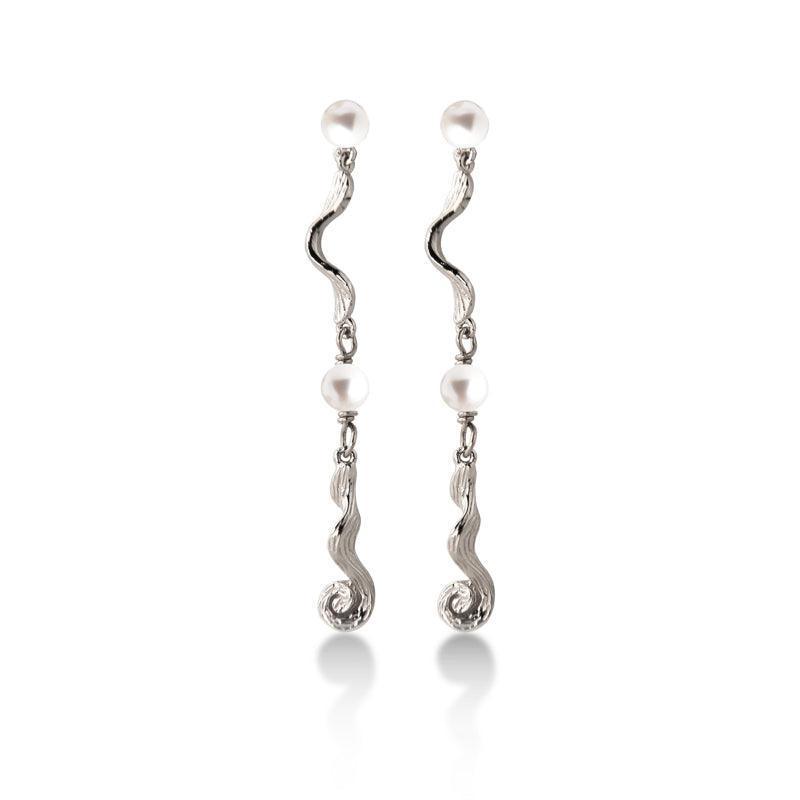 Jeberg Jewellery Ocean Pearl sølv øreringe med to hvide perler og bølget design. Model 51722-51722-1