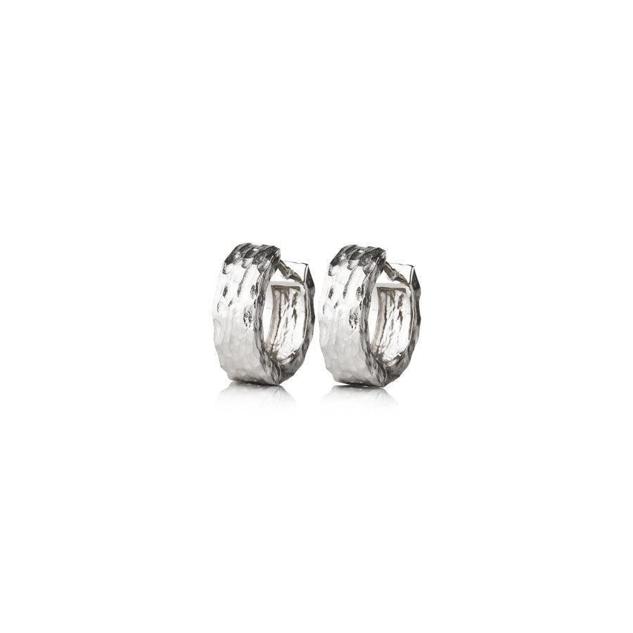 Jeberg Jewellery Piece of the Moon Huggie, sølv ørereringe med hamret overflade, Model 5657-5657-1