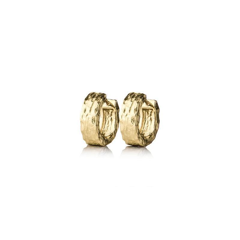 Jeberg Jewellery Piece of the Moon Huggies viser et par chunky, hamrede guldfarvede hoop øreringe. Model5655-5655-1.
