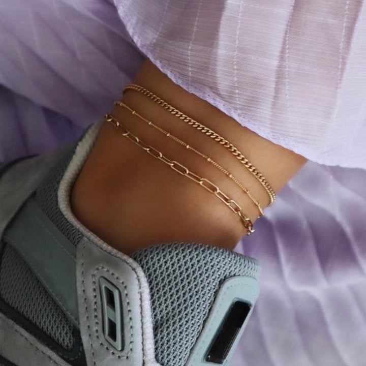 Jeberg Jewellery Saga Panser Ankelkæde i forgyldt sølv vises på ankel sammen med andre kæder. Model 4535-G-4535-G-2