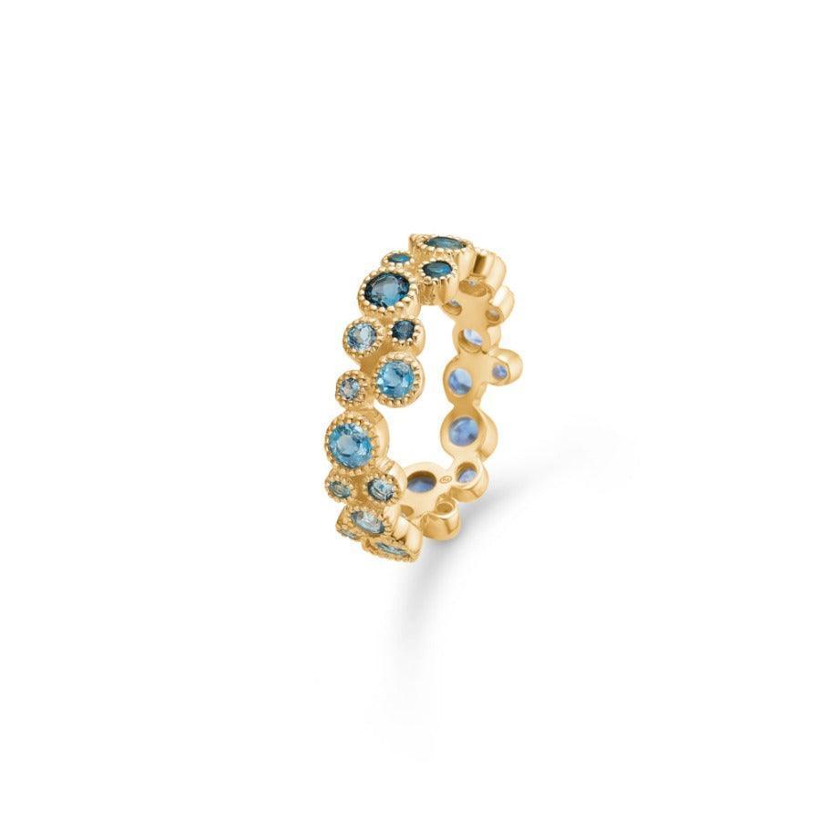 Mads Z 14 kt Luxury Rainbow Blue Ring vist som guldring med blå sten, elegant detalje. Model 1544064.