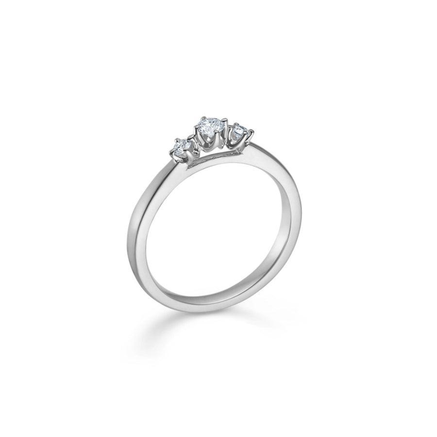 Mads Z 14kt Crown Trinity Ring 0.17 ct viser en elegant hvidguldsring med tre funklende diamanter. Model 1641717-001.
