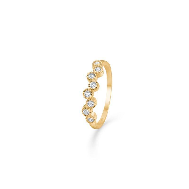Mads Z 8 kt Dido guldring, slank ring i gult guld med seks runde funklende diamanter. Model 3347169-001-1