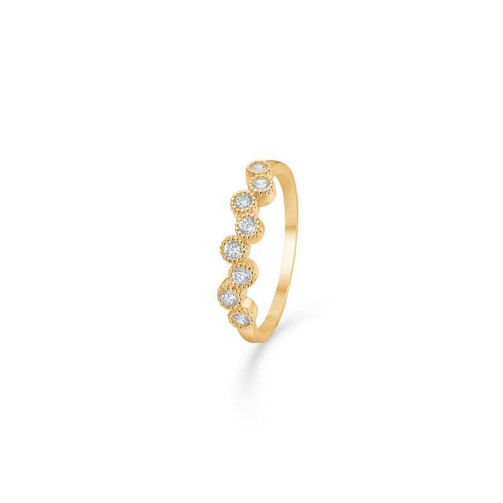 Mads Z 8 kt Dido guldring, slank ring i gult guld med seks runde funklende diamanter. Model 3347169-001-1