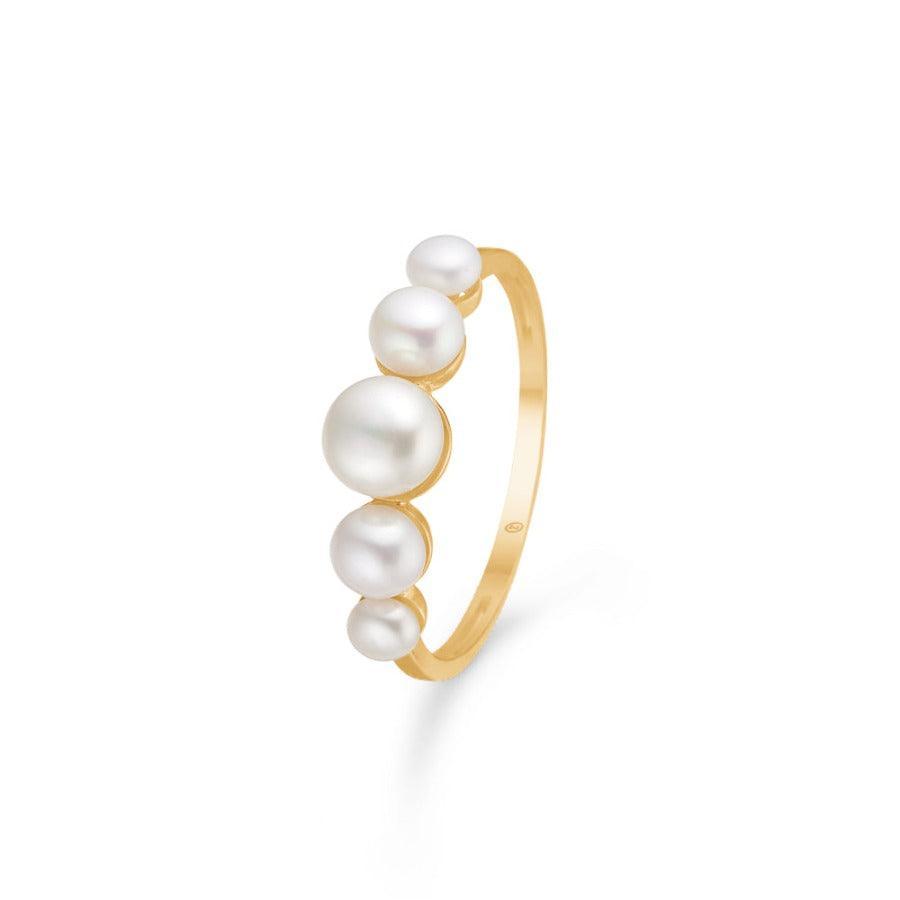 Mads Z 8kt Daizy Ring viser en slank guldring med fem hvide perler i forskellig størrelse, Model 3343113-001.
