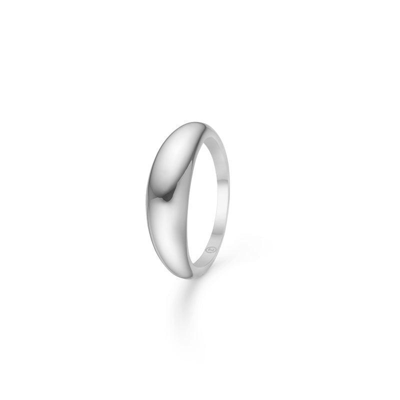 Mads Z Sølv Half Moon Ring Large viser en elegant, blank sølvring i en enkel og moderne stil. Model 2140093-001