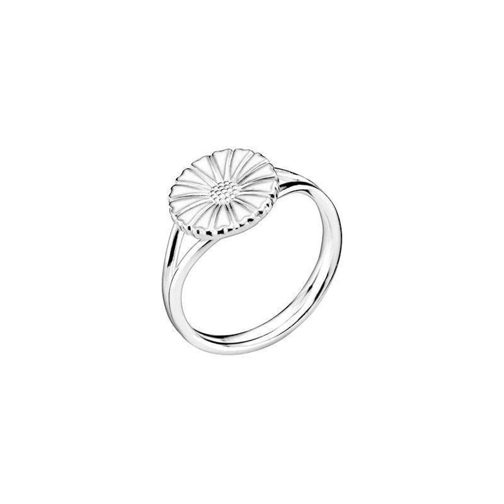 Marguerit sølv ring 11 mm viser en elegant sølvring med margueritblomst motiv. Model 907011-H-001-1.