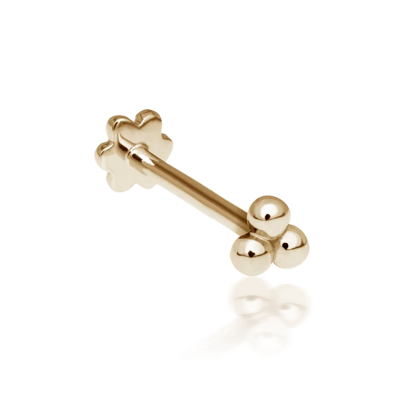 Maria Tash Ball Trinity Threaded Stud 2.5mm vises som et elegant guld ørestik med tre kugler. Model xbtr-yg-w25-001-1