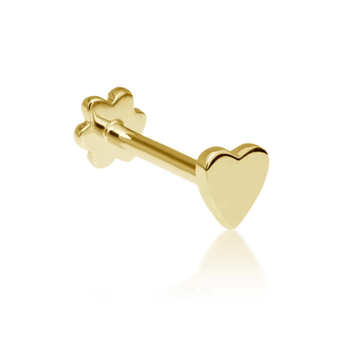Maria Tash Heart Threaded Stud vises som et skinnende hjerteformet ørestik i blankt guld. Model xheart-yg-w3-001-1.