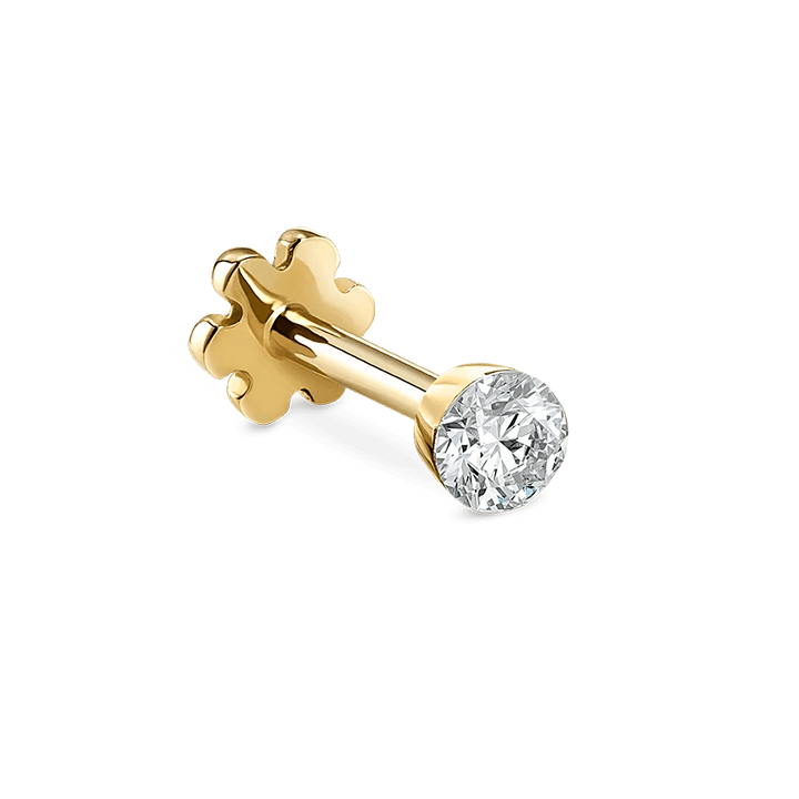 Maria Tash Invisible Set Diamond 2mm i guld med rund brillant, detaljefoto af ørestik. Model XIVD-YG-W2-001-1.