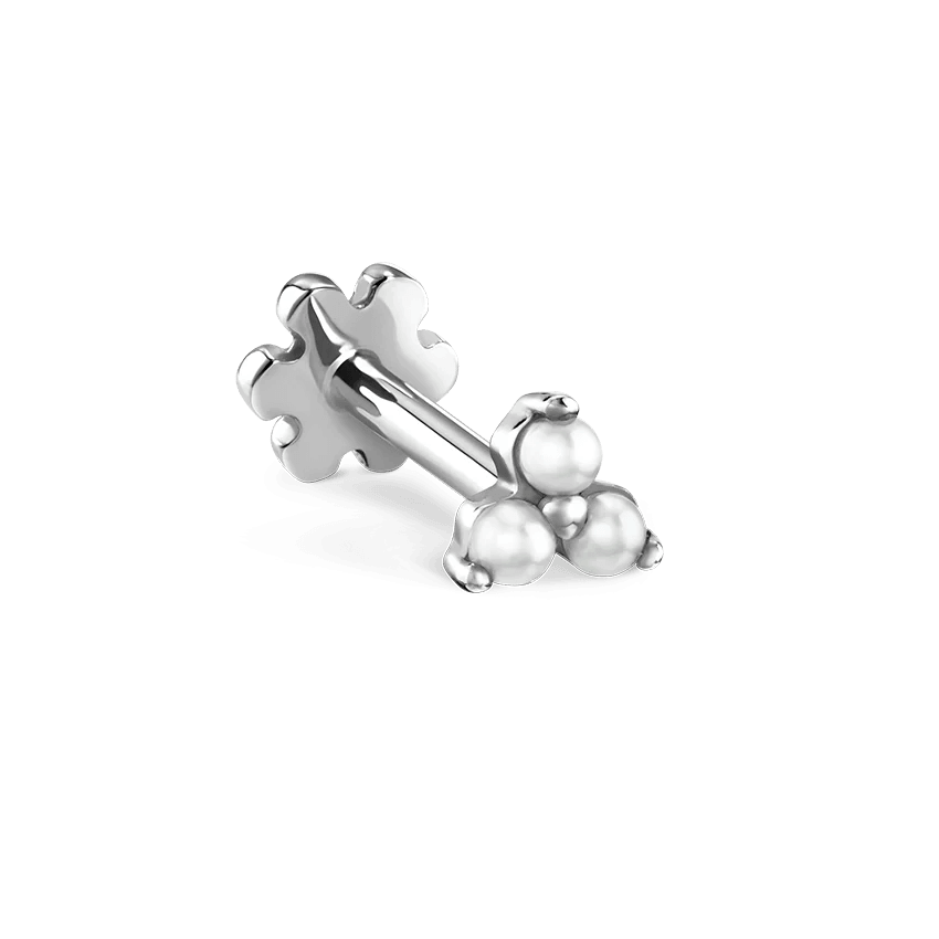 Maria Tash Pearl Trinity Stud hvidguld viser detalje af ørering i hvidt guld med tre perler. Model xtrpe-wg-w3-001