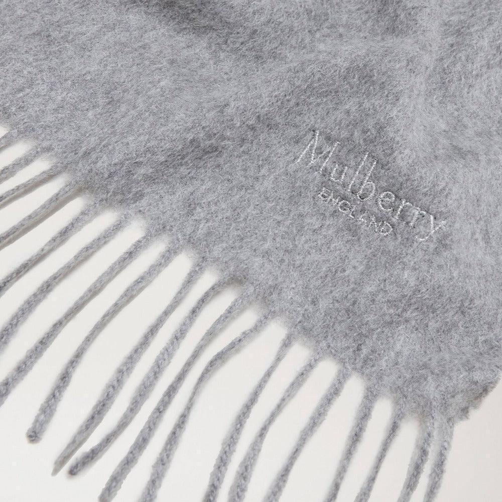 Mulberry Cashmere 30x195 Light Grey Melange viser et lysegråt, blødt cashmeretørklæde med frynser. Model VS4460885C914.