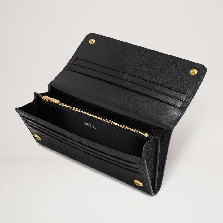 Mulberry Continental Wallet Black vist åben med mange lommer, kortpladser og gyldne detaljer, Model rl4440205a100.