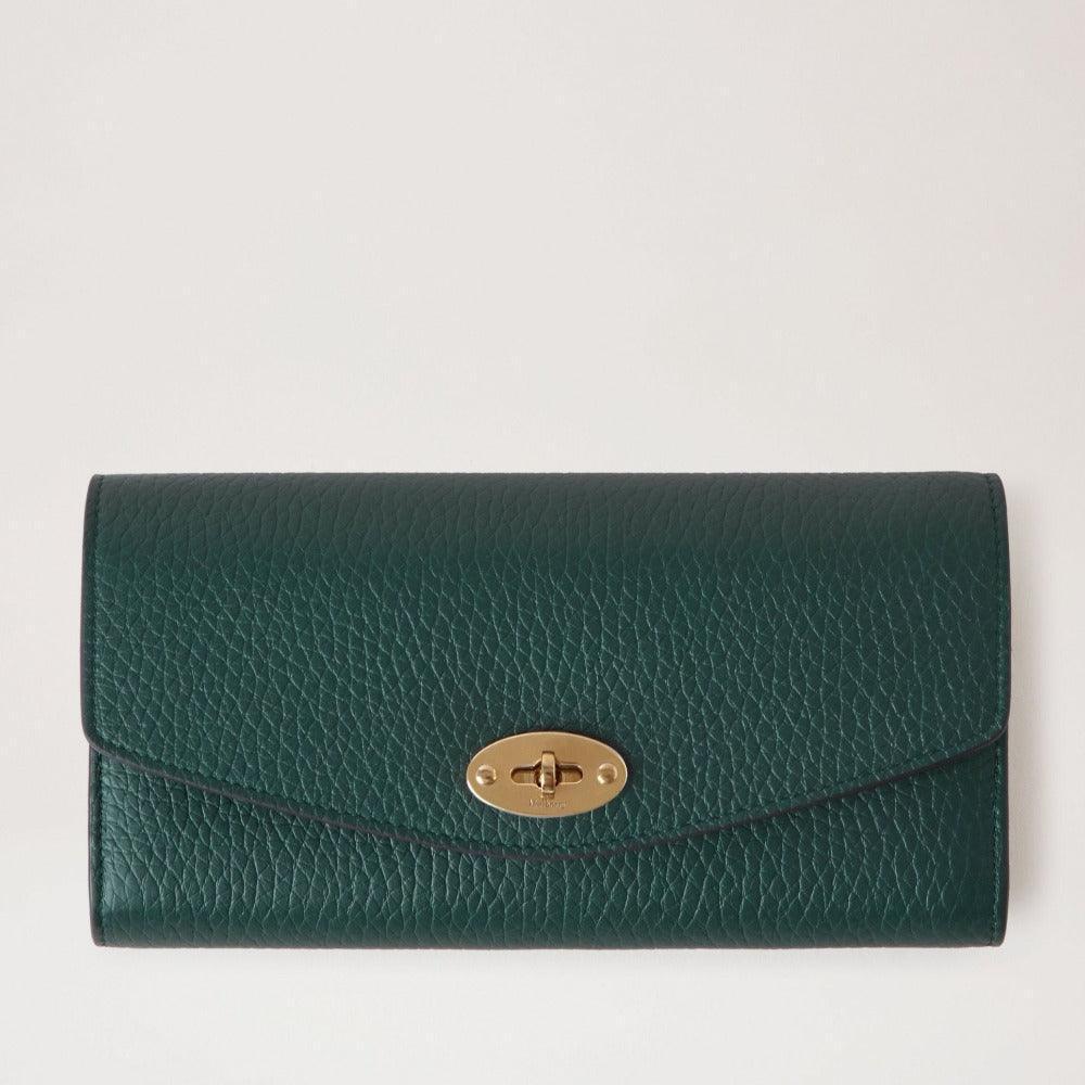Mulberry Darley Wallet Heavy Grain Mulberry Green viser en grøn pung i struktureret læder med guldfarvet lukkemekanisme. Model RL6538736Q633