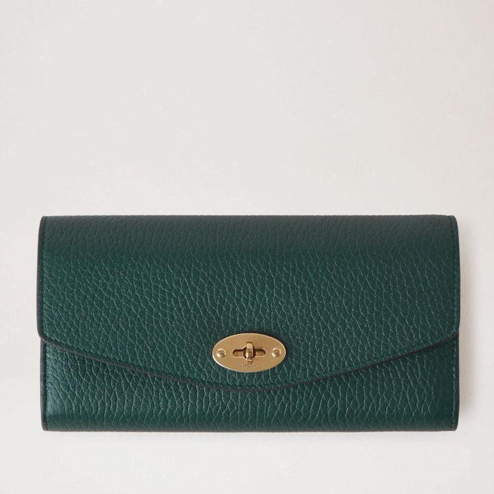 Mulberry Darley Wallet Heavy Grain Mulberry Green viser en grøn pung i struktureret læder med guldfarvet lukkemekanisme. Model RL6538736Q633