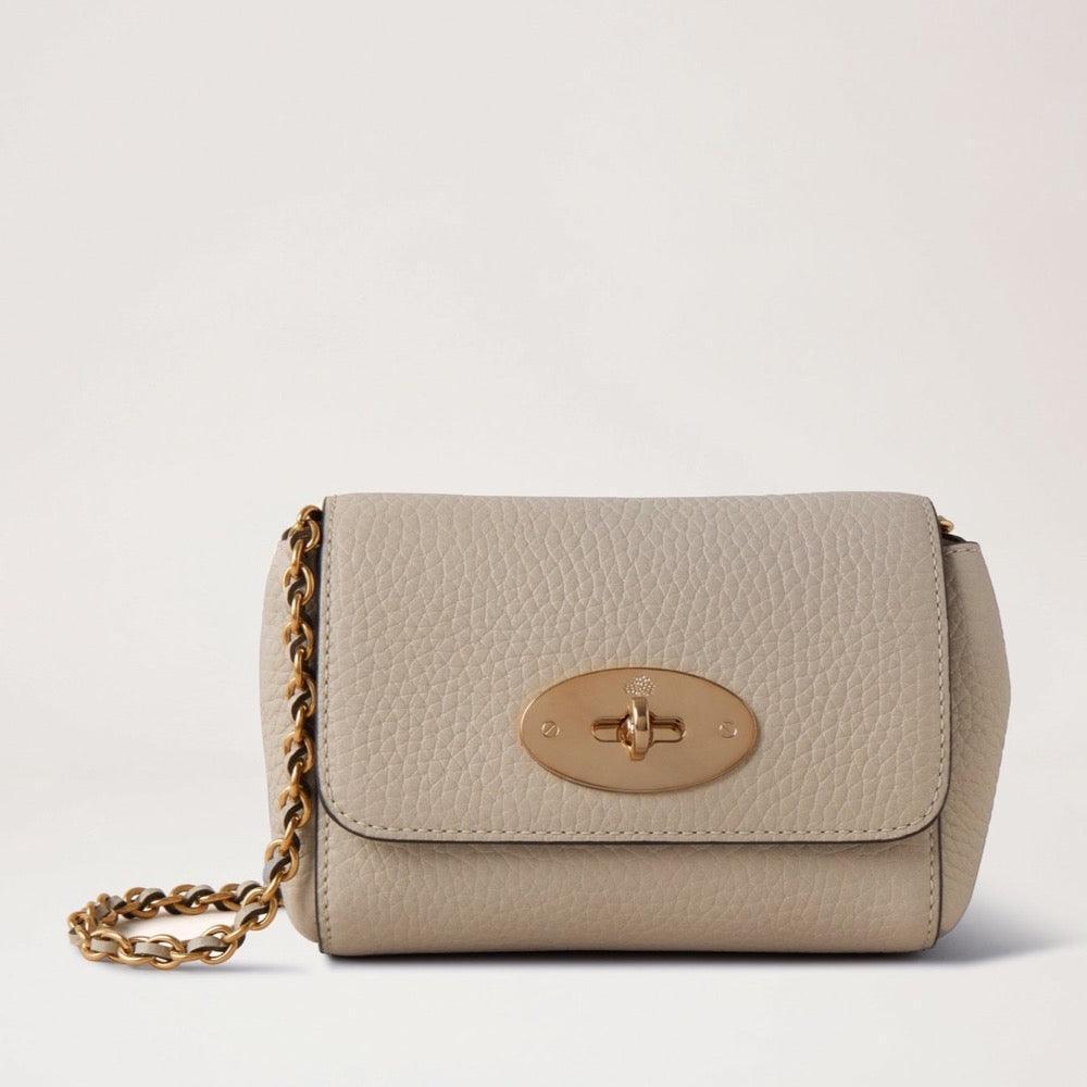 Mulberry Mini Lily Chalk, elegant lysegrå lædertaske med guldfarvet kæde og lås. Model RL7749736W160