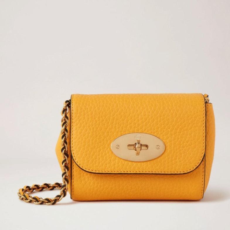 Mulberry Mini Lily Double Yellow præsenteres her i tekstureret gult læder med guldfarvet kæderem. Model rl7749736p677-1