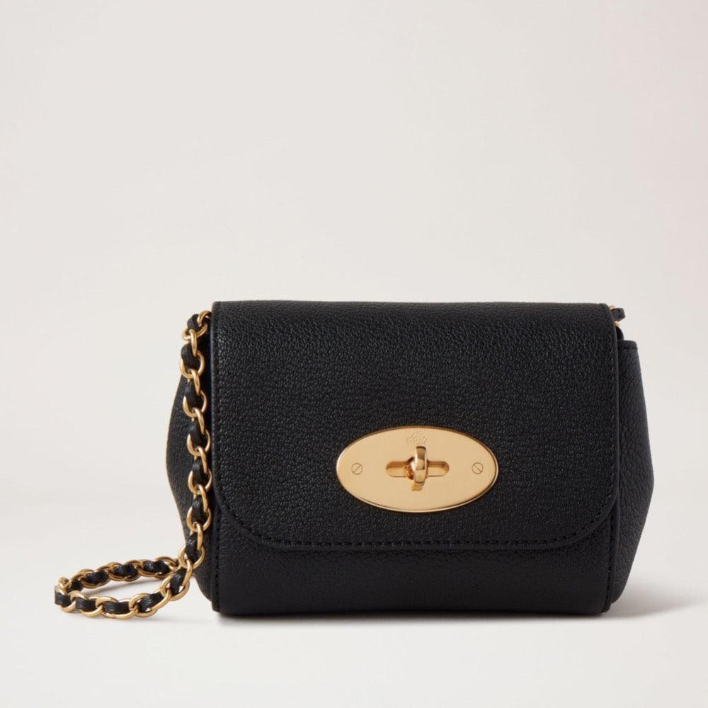 Mulberry Mini Lily Glossy Goat er en sort skindtaske med guldfarvet kæderem. Model RL7745874A100.
