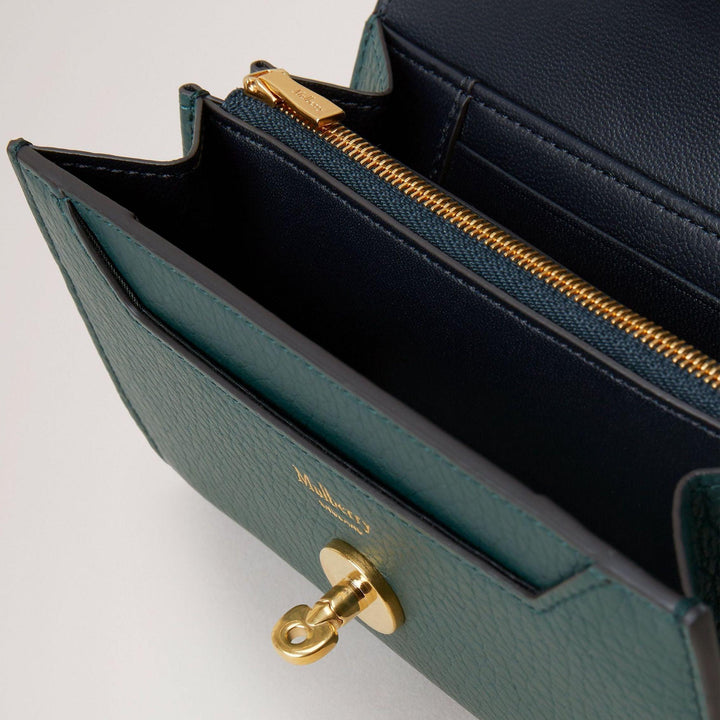Mulberry Pung Darley Medium Wallet Heavy Grain i mørkegrønt læder med gyldne detaljer. Model RL6540736Q633