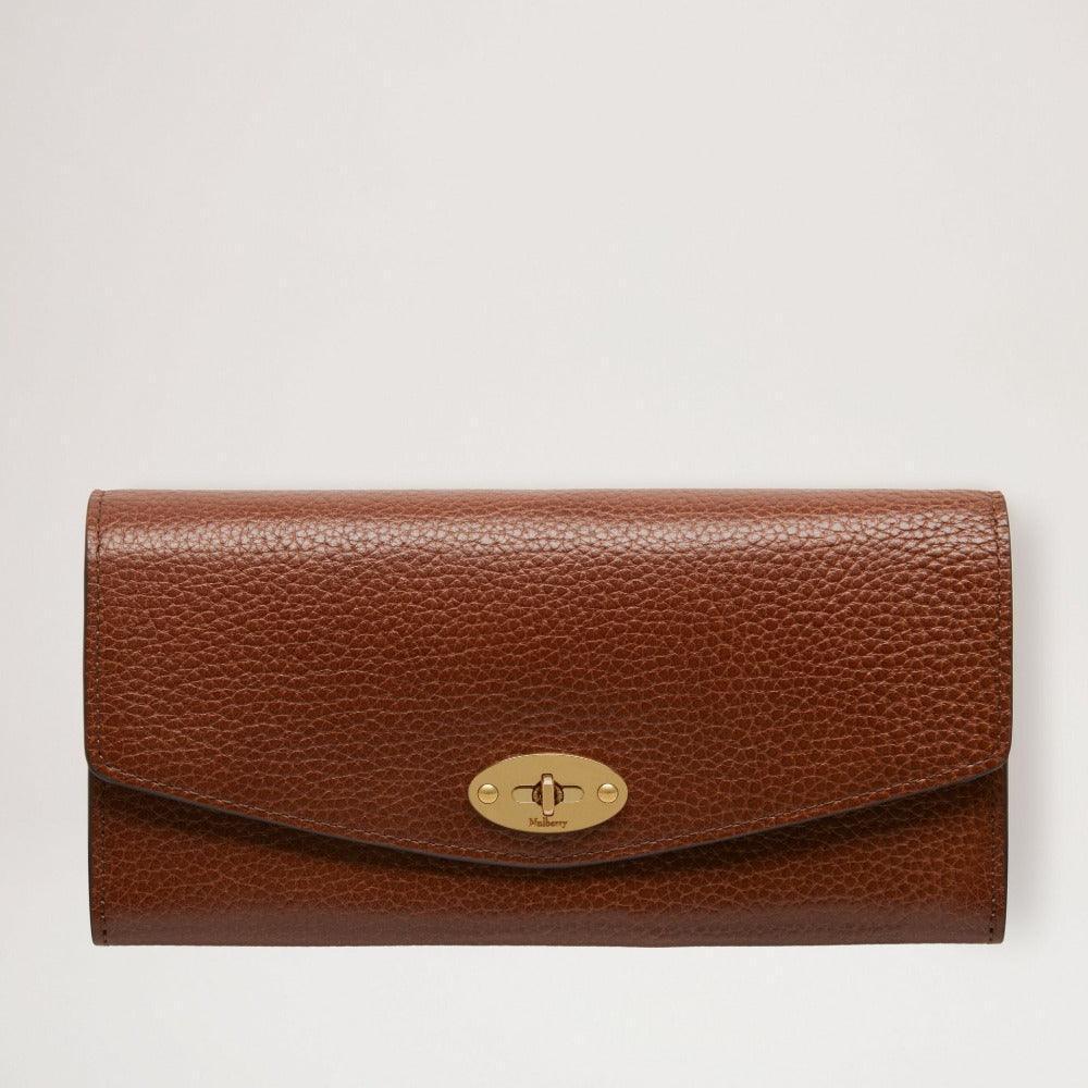 Mulberry Pung Darley Wallet i brunt præget læder med gyldent spænde, set forfra. Model RL7415552G110
