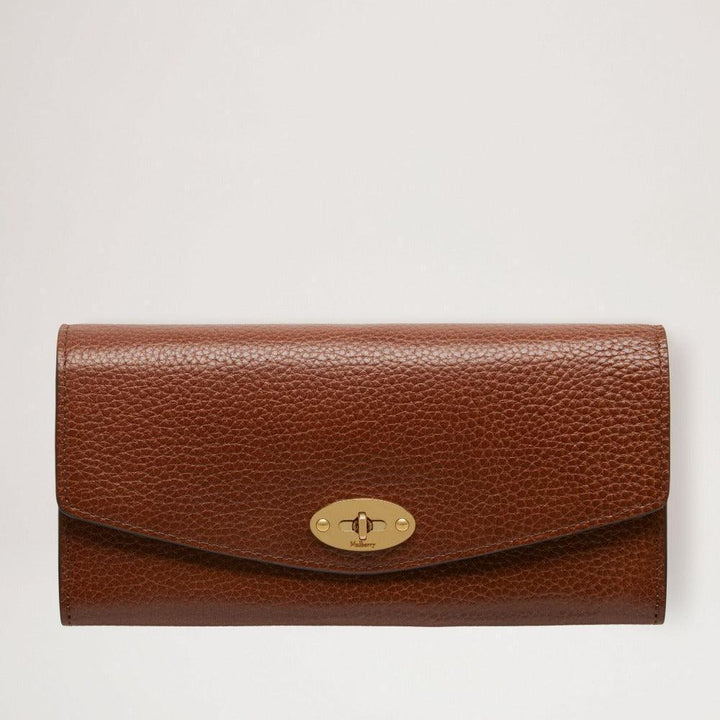 Mulberry Pung Darley Wallet i brunt præget læder med gyldent spænde, set forfra. Model RL7415552G110
