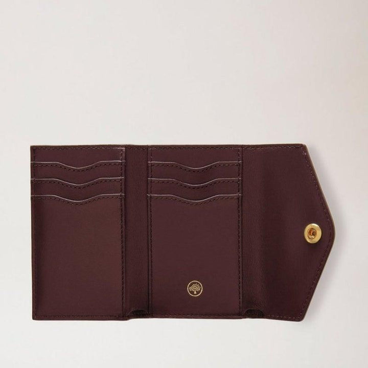 Mulberry Pung Folded Multi Card Wallet Balck viser foldet pung i mørkebrunt læder med kortholdere og gulddetaljer. Model RL6447205A100.