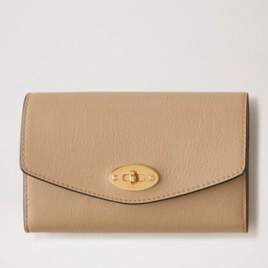 Mulberry Pung Medium Darley Wallet i lys brun læder med guldfarvet twist-lås, Model RL7735657E631.