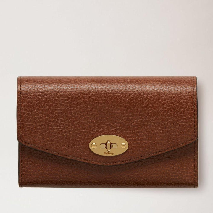 Mulberry Pung Medium Darley Wallet oak i brunt læder med guldspænde. Model RL7416552G110.