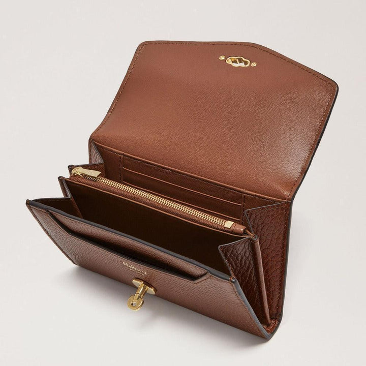 Mulberry Pung Medium Darley Wallet Oak viser pungens indre med rum, lynlås og messingdetaljer. Model RL7416552G110.