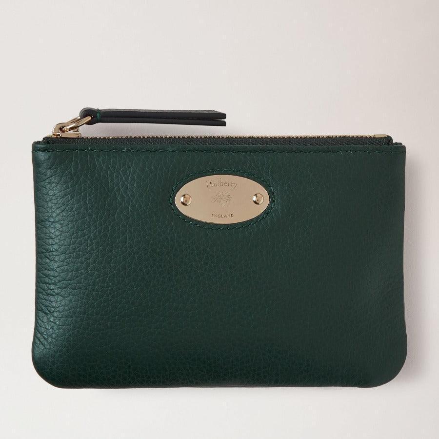 Mulberry Pung Plaque Small Zip Coin Pouch i mørkegrønt læder med metalplade detalje, Model RL7067205Q633.