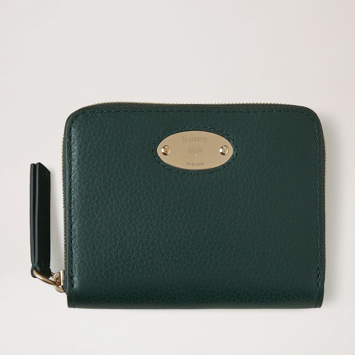 Mulberry Pung Plaque Small Zip Wallet i mørkegrønt læder med guldfarvet plade foran. Model RL5680-205Q633