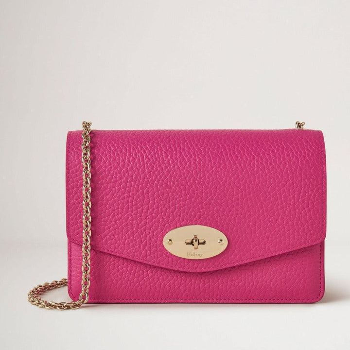 Mulberry Small Darley, elegant skuldertaske i pink læder med guldfarvet kæderem og lås. Model RL6845736J191