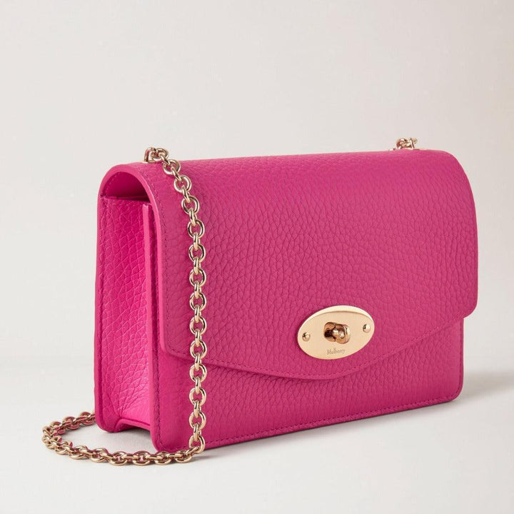 Mulberry Small Darley med kæderem i lyserødt læder, front og side, Model RL6845736J191.