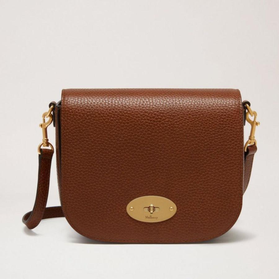 Mulberry Small Darley Satchel oak i klassisk struktureret brunt læder, med guldfarvet spænde. Model RL7414552G110