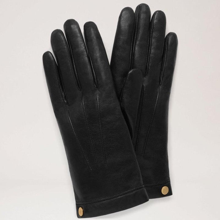 Mulberry Soft Nappa Gloves black, elegante sorte handsker i blødt læder med guldknapdetalje. Model VG4108192A100-001.
