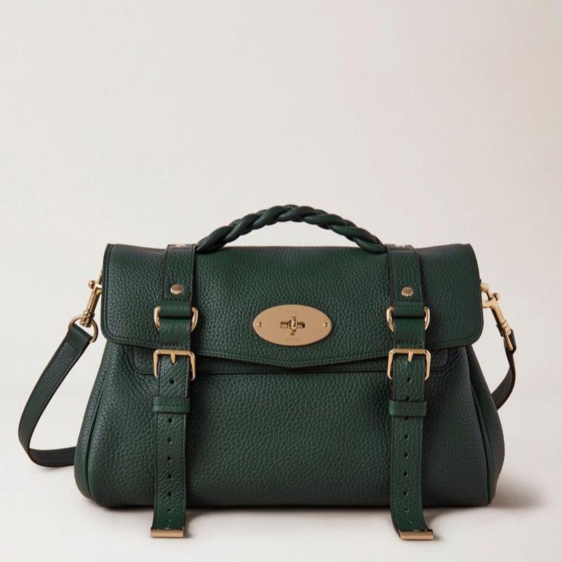 Mulberry Taske Alexa Green Heavy Grain viser en elegant mørkegrøn lædertaske med gulddetaljer. Model HH6746/736Q633.