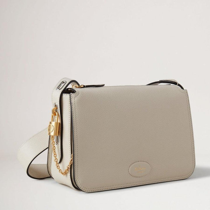 Mulberry Taske Billie Chalk Small Classic Grain i lyst læder med skulderrem og gulddetaljer, Model HH8301205W160