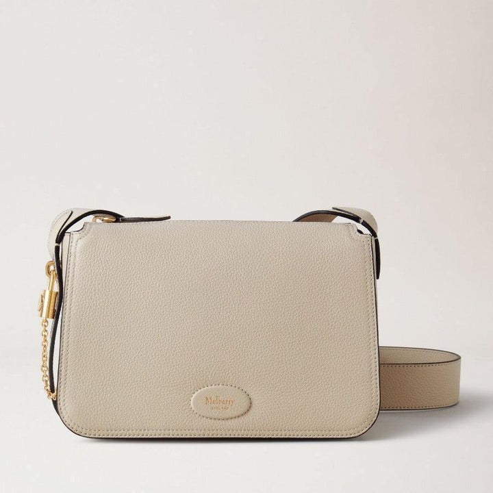 Mulberry Taske Billie Chalk Small Classic Grain viser en lille beige skuldertaske i læder med guldfarvede detaljer. Model hh8301205w160