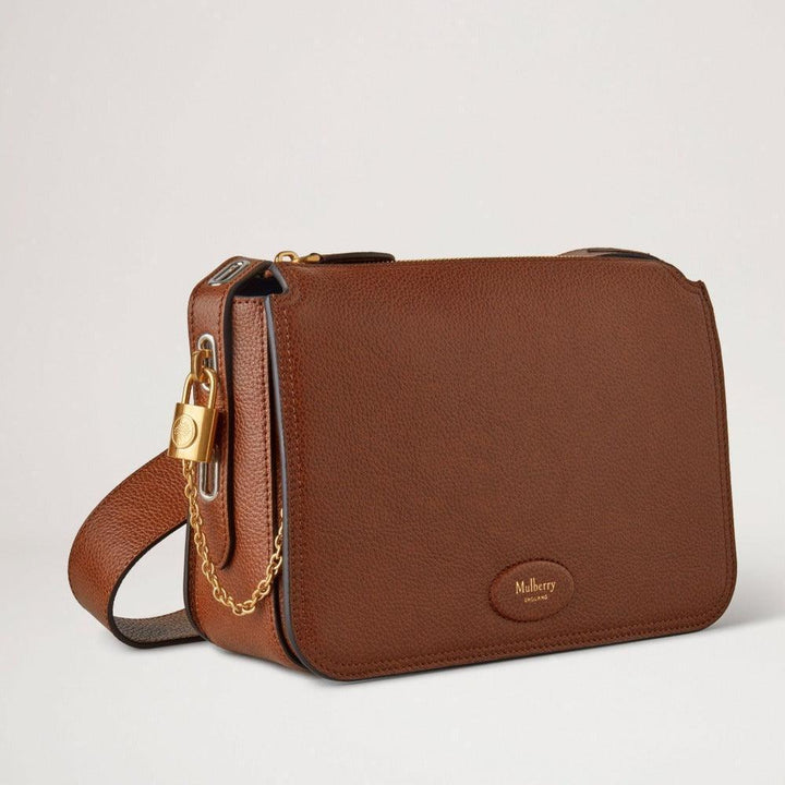 Mulberry Taske Billie Small Classic Grain Oak i brun læder med guldfarvet kæde og hængelås. Model HH8998552G110