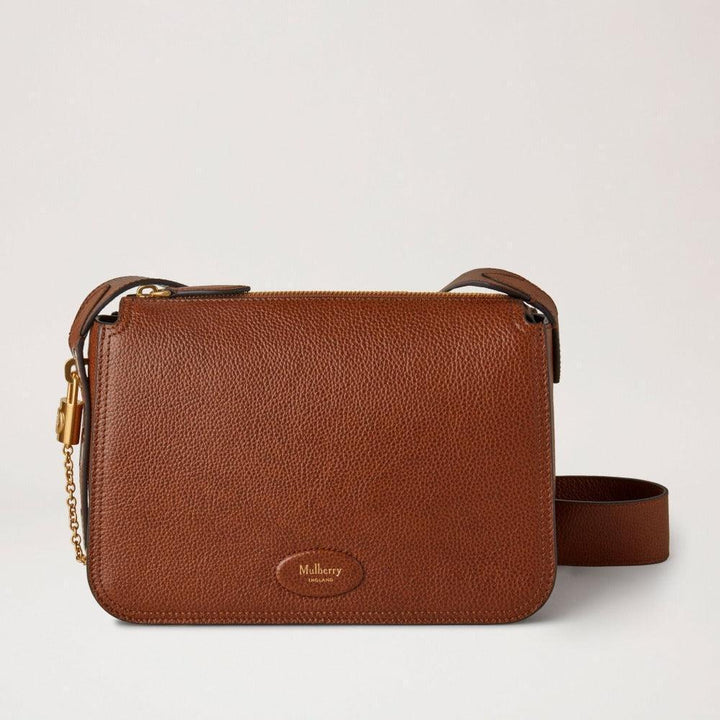 Mulberry Taske Billie Small Classic Grain Oak i brunt præget læder med skulderrem og gyldne detaljer. Model HH8998552G110.