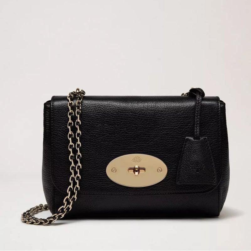 Mulberry Taske Lily Black Glossy Goat smukt præsenteret, sort skind med guldfarvet kæde. Model HH3288874A100