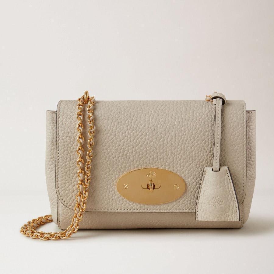 Mulberry taske Lily Chalk Heavy Grain i lyst læder med guldfarvet kæde og lukning. Model HH6950736W160.