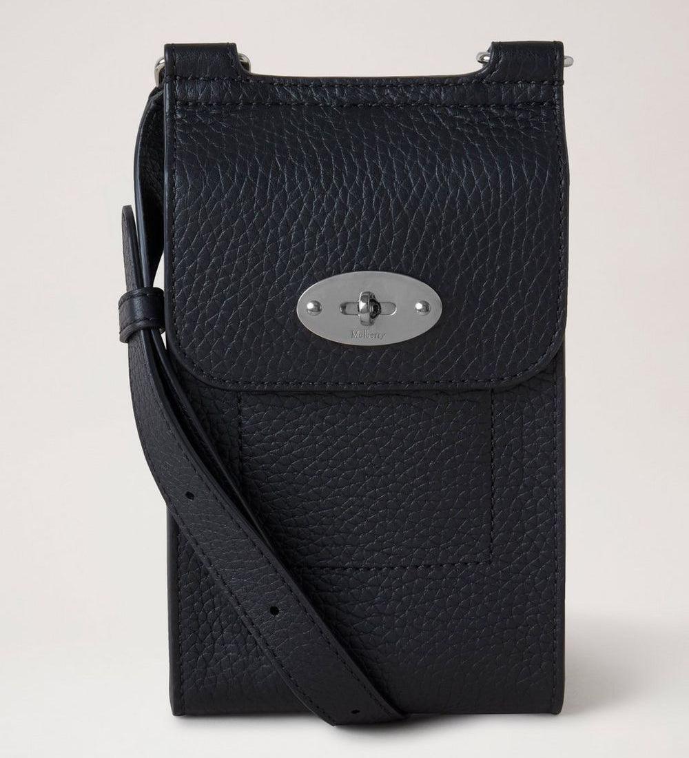 Mulberry Taske Mini Antony Black viser en sort lædertaske med lang rem og sølvfarvet spænde. Model RL6874736A100.
