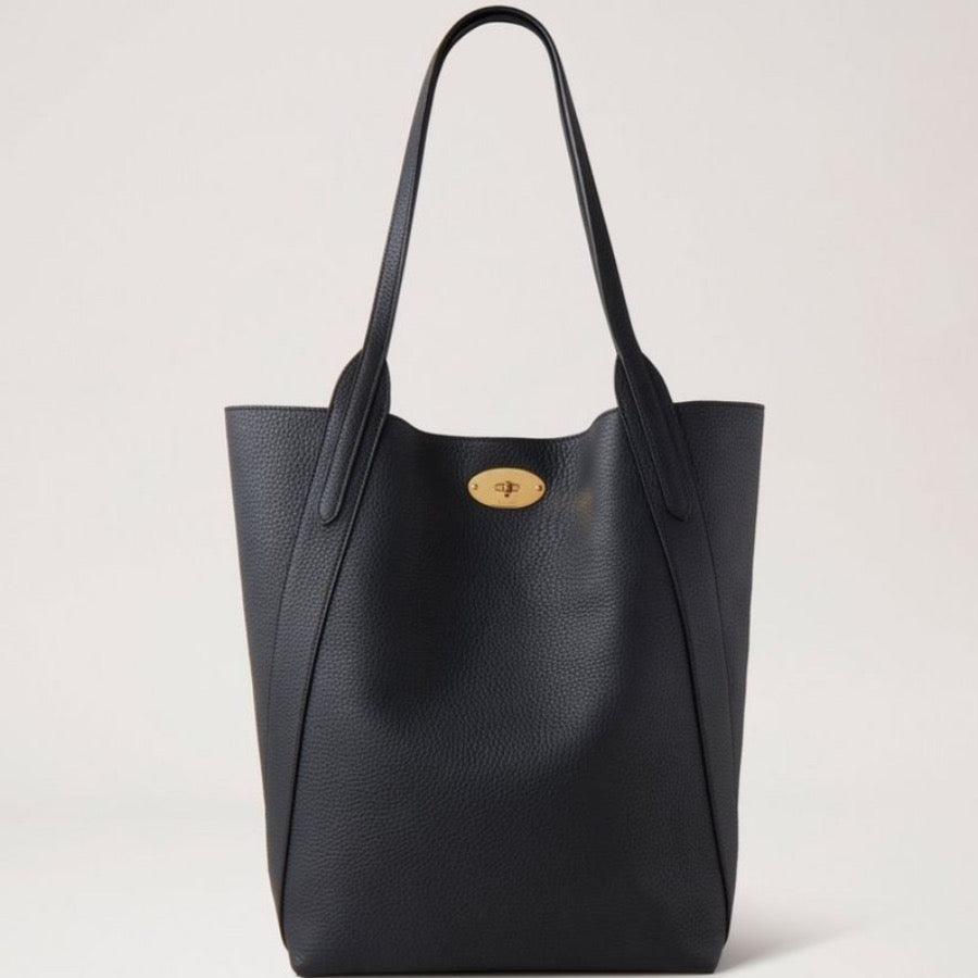 Mulberry Taske North South Bayswater Tote black viser en sort lædertaske med guldplade foran. Model HH9104/736A100