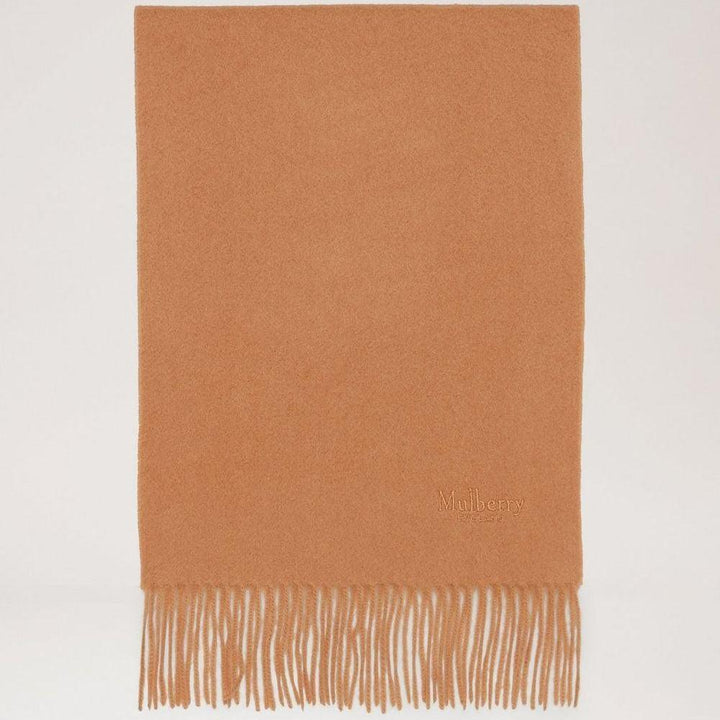 Mulberry Tørklæde Cashmere Scarf Dark Camel viser et blødt, ensfarvet camel tørklæde med frynser. Model VS4460484H684
