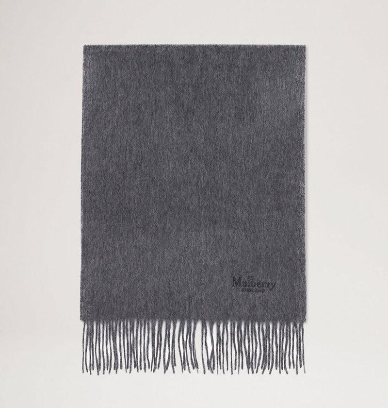 Mulberry Torklæde Cashmere Scarf grey i koksgrå cashmere med frynser, set mod lys baggrund. Model vs4460484c601.