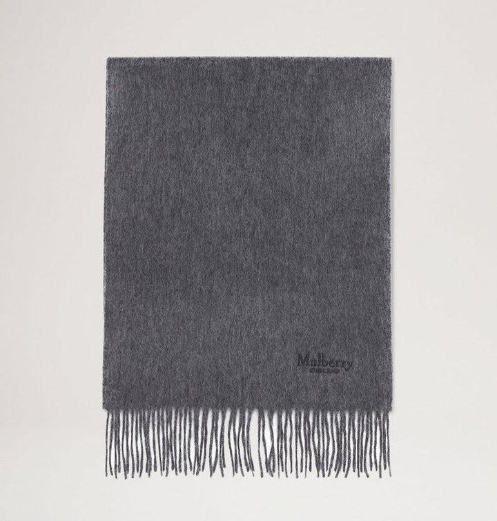 Mulberry Torklæde Cashmere Scarf grey i koksgrå cashmere med frynser, set mod lys baggrund. Model vs4460484c601.