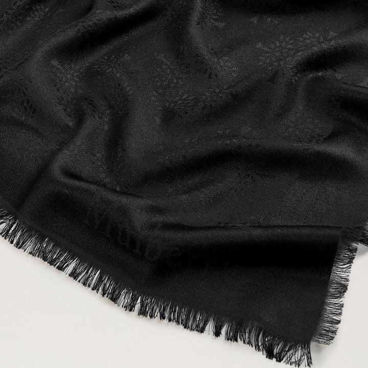 Mulberry Tree Square Silk Black, sort silketørklæde med tone-i-tone mønster og frynset kant. Model vs4639709a100